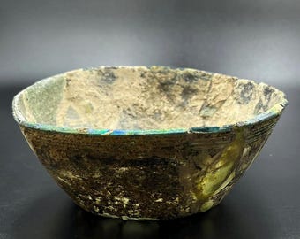 Auténtico cuenco de cristal romano antiguo con pátina iridiscente.