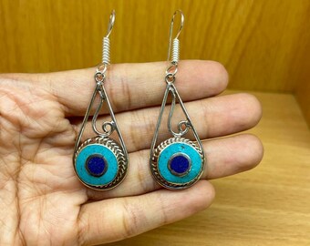 素敵なターコイズとユニークなラピスラズリの石を使った手作りのボヘミアンジュエリー、ネパールのイヤリング