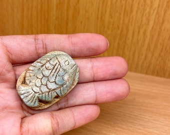 魚の形をした珍しい古代エジプトの釉薬をかけたファイアンス製のスカラベのアザラシ