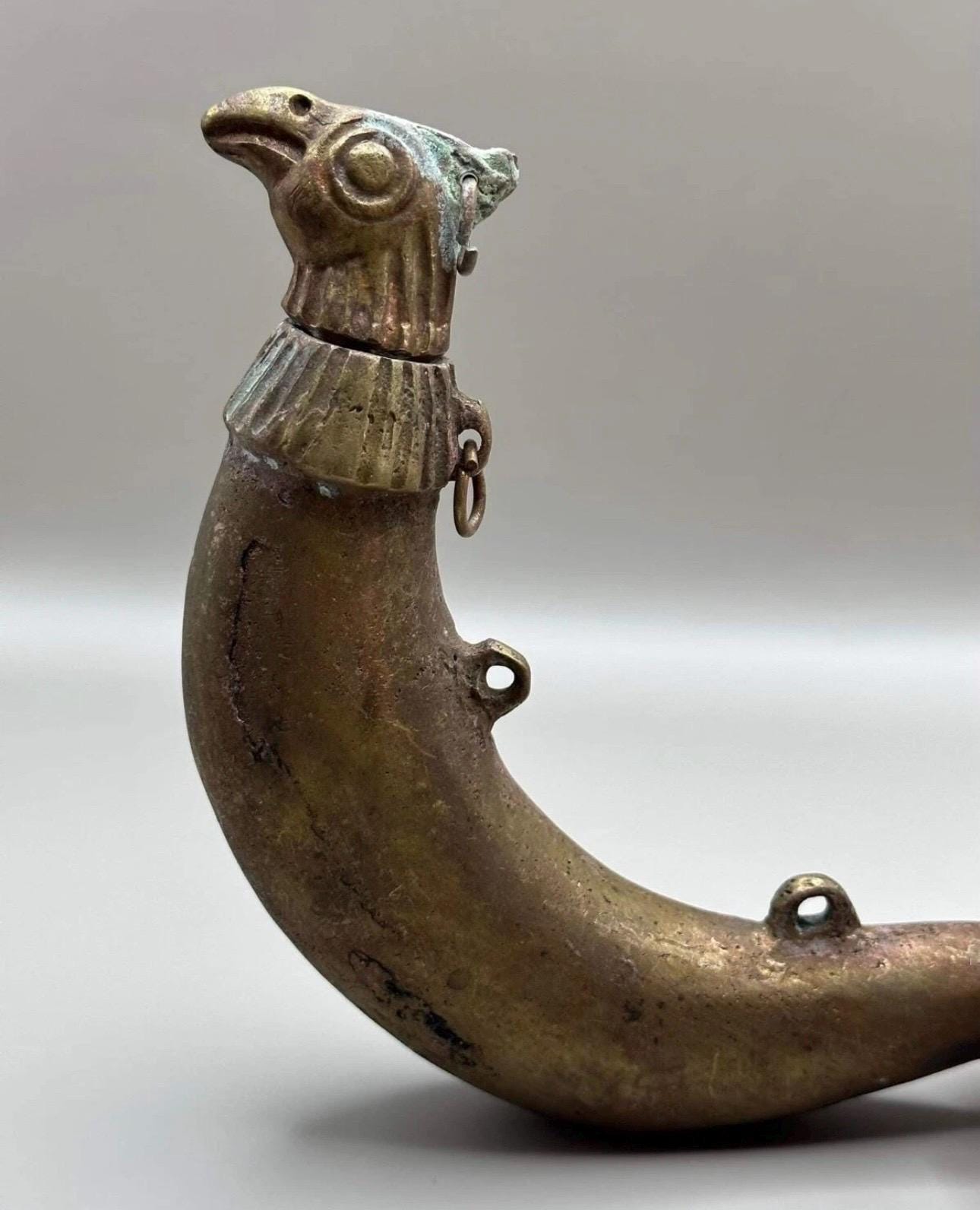 Rhyton en bronze de la Grèce antique : forme d'animal sauvage
