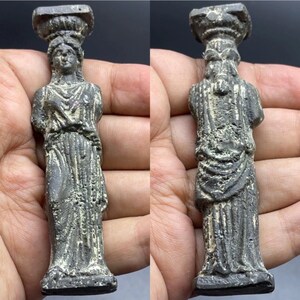 紀元400年に遡る、貴婦人の姿をした素晴らしい古代ローマの青銅像