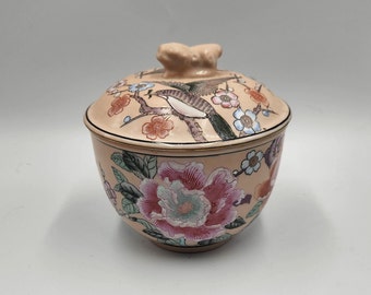 Vintage roze chinoiserie rijstpot met deksel Neiman-Marcus gemaakt in Macau - handgeschilderde emaille bloemen en vogels