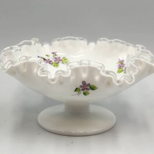 Vintage Fenton Glaskompott: Handbemaltes Lila Floral, Silberwappen