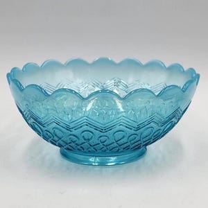 Cuenco antiguo de vidrio Jefferson azul opalescente con borde festoneado