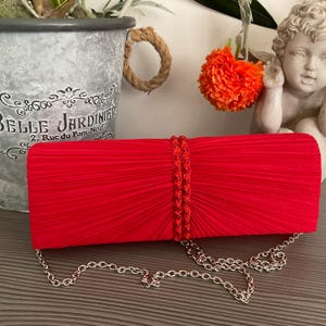 レッドサテンのイブニングクラッチバッグ：ディアマンテトリム、シルバーチェーン
