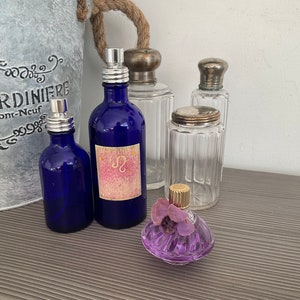 Zwei kobaltblaue Glas Parfum Zerstäuber, Vintage französische Duftflaschen,