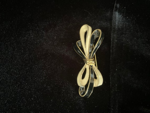 Vintage SPHINX gold tone enameled Bow brooch, Bla… - image 3