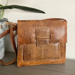 Magnifique sac à main en peau de serpent français des années 1960, sac à bandoulière beige cousu main, sac vintage