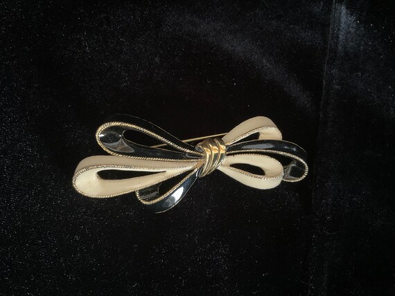 Vintage SPHINX gold tone enameled Bow brooch, Bla… - image 2