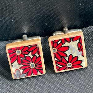 boutons de manchette de fleurs vintage, en bois avec un design de fleur rouge vif, rétro et amusant