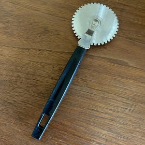 Vintage Pastry Wheel/Dough Stamp, Cutter, Crimper, Pasta, Ravioli, Pie Maker