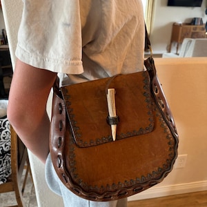 Cartera de cuero estilo bohemio vintage con correa de cuero trenzada y cierre de asta