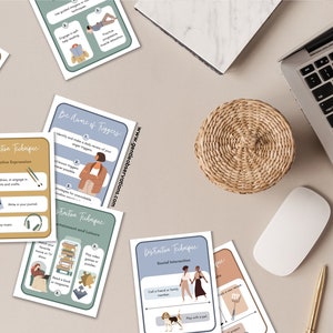 Pu&ograve; includere: Un set di sei carte stampabili con suggerimenti per gestire l'ansia. Ogni carta presenta una diversa tecnica di distrazione, come l'espressione creativa, l'interazione sociale o la consapevolezza e il rilassamento. Le carte sono illustrate con disegni colorati di persone e oggetti.