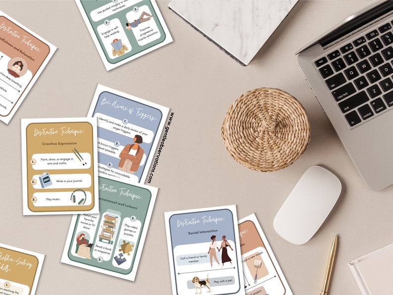 Pu&ograve; includere: Un set di sei carte stampabili con suggerimenti per gestire l'ansia. Ogni carta presenta una diversa tecnica di distrazione, come l'espressione creativa, l'interazione sociale o la consapevolezza e il rilassamento. Le carte sono illustrate con disegni colorati di persone e oggetti.