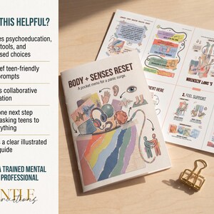 K&ouml;nnte beinhalten: Eine Body + Senses Reset Brosch&uuml;re mit einer regenbogenfarbenen Taschenillustration auf dem Umschlag, die verschiedene sensorische Symbole wie Kopfh&ouml;rer und ein Auge zeigt. Daneben liegen ein passender ausgeklappter Leitfaden und eine goldene B&uuml;roklammer.
