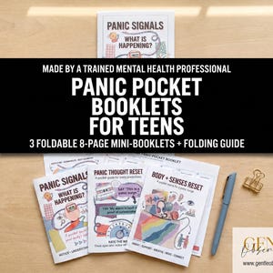 Peut inclure: Trois mini-livrets en papier blanc intitulés Panic Signals, Panic Thought Reset et Body + Senses Reset, avec des illustrations colorées et du texte. Un stylo bleu et une pince à dessin dorée sont posés à côté sur une surface en bois clair.