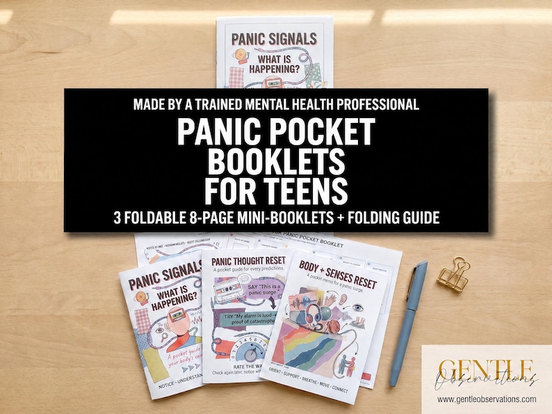 K&ouml;nnte beinhalten: Drei wei&szlig;e Mini-Brosch&uuml;ren aus Papier mit den Titeln Panic Signals, Panic Thought Reset und Body + Senses Reset, die farbige Illustrationen und Text enthalten. Ein blauer Stift und eine goldene B&uuml;roklammer liegen auf einer hellen Holzoberfl&auml;che.