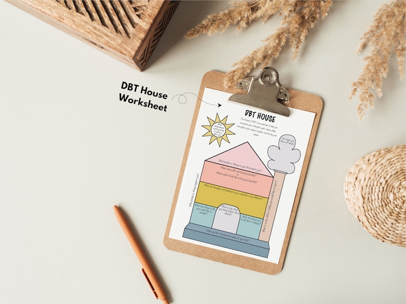 K&ouml;nnte beinhalten: Ein druckbares DBT-Haus-Arbeitsblatt mit einer farbenfrohen Haus-Illustration und Aufforderungen zur Selbstreflexion. Das Arbeitsblatt soll Ihnen helfen, Ihre St&auml;rken, Werte und wie Sie ein st&auml;rkeres Unterst&uuml;tzungssystem aufbauen k&ouml;nnen, zu identifizieren.