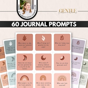 Op de afbeelding: Een set van 60 journal-prompts gedrukt op rechthoekige kaarten in gedempte tinten terracotta, saliegroen en lavendel. Elke kaart bevat een uniek icoon zoals een maan, regenboog of blad en een geschreven vraag. De tekst luidt 60 JOURNAL PROMPTS.