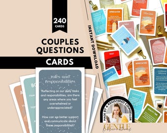 Può includere: Un set di 240 carte con domande per coppie in vari colori e temi. Le carte includono testo come Roles and Responsibilities, Appreciation e Trust. Un badge circolare riporta Made by a Registered Counselor e Gentle Observations.