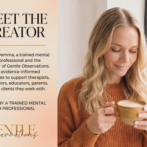 K&ouml;nnte beinhalten: Eine Person mit langem blonden Haar in einem rostfarbenen Pullover h&auml;lt eine zweifarbige, hellbraune Keramiktasse. Der Text links lautet: MEET THE CREATOR, Hi, I'm Jemma, a trained mental health professional and the founder of Gentle Observations.