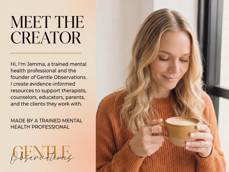 K&ouml;nnte beinhalten: Eine Person mit langem blonden Haar in einem rostfarbenen Pullover h&auml;lt eine zweifarbige, hellbraune Keramiktasse. Der Text links lautet: MEET THE CREATOR, Hi, I'm Jemma, a trained mental health professional and the founder of Gentle Observations.