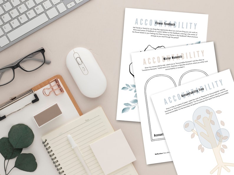 Op de afbeelding: Drie afdrukbare werkbladen met de titel "Accountability" in zwarte tekst. Het eerste werkblad heeft een bloemgrafiek en de tekst "Flower Feedback". Het tweede werkblad heeft een booggrafiek en de tekst "Mirror Moments". Het derde werkblad heeft een boomgrafiek en de tekst "Accountability Tree".