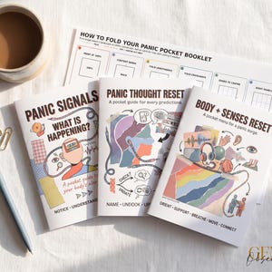 K&ouml;nnte beinhalten: Drei wei&szlig;e Brosch&uuml;ren mit den Titeln Panic Signals, Panic Thought Reset und Body + Senses Reset, die farbenfrohe Illustrationen und Text enthalten. Ein Faltanleitungsblatt, ein blauer Stift und zwei goldene B&uuml;roklammern sind enthalten.