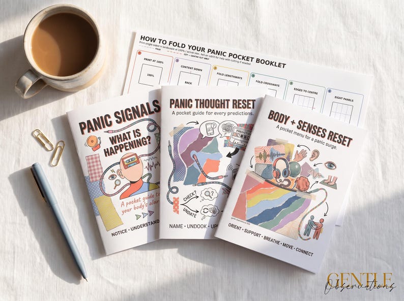 K&ouml;nnte beinhalten: Drei wei&szlig;e Brosch&uuml;ren mit den Titeln Panic Signals, Panic Thought Reset und Body + Senses Reset, die farbenfrohe Illustrationen und Text enthalten. Ein Faltanleitungsblatt, ein blauer Stift und zwei goldene B&uuml;roklammern sind enthalten.