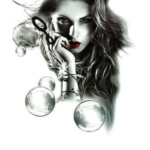 Puede incluir: Tatuaje temporal en blanco y negro con una mujer de pelo largo, un reloj y burbujas. La mujer tiene los labios rojos y mira hacia un lado. El reloj está por encima de su cabeza y las burbujas están a su alrededor. El tatuaje es de WannaBeInk.com.