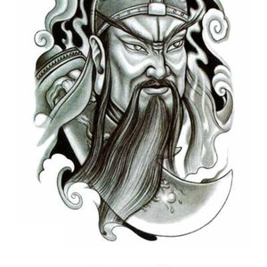 Puede incluir: Tatuaje temporal en blanco y negro de un guerrero con barba y una espada. El guerrero lleva un casco con un diseño decorativo. El tatuaje está rodeado de nubes.