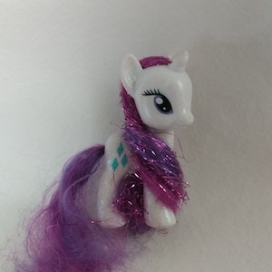 My little pony G4 - Rarity - MLP Friendship is Magic - Elements Of Friendship - 3&#39;&#39; Brushable Figure - Hasbro - READ - Tinsel Hair - Glitter