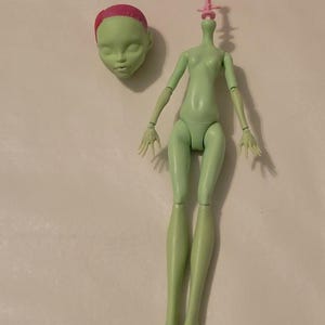 READ Custom Ready Cleaned G1 Monster High doll Venus Ready to reroot Bald OOAK