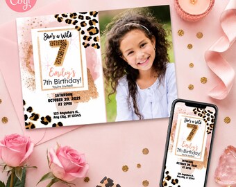 Op de afbeelding: Een verjaardagsuitnodigingskaart en een smartphonescherm met hetzelfde ontwerp, voorzien van een luipaardprint, roze aquarelaccenten en de tekst She's a Wild 7 Emiley's 7th Birthday, Saturday October 20, 2021 at 2PM.