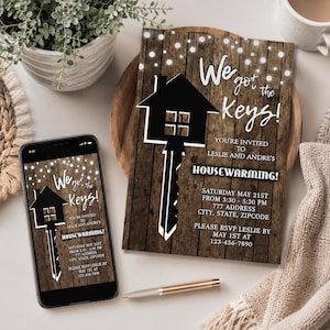 Pode incluir: Um convite de inauguração de casa e um smartphone exibindo o mesmo convite, ambos com fundo de madeira rústica, luzes brancas e um gráfico de chave em forma de casa com o texto We got the Keys! HOUSEWARMING!