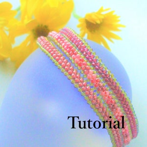 Könnte beinhalten: Vier Perlenarmbänder in Rosatönen, Rot und Grün. Die Armbänder sind übereinander gestapelt und das Wort "Tutorial" ist in weißer Schrift auf blauem Hintergrund geschrieben.