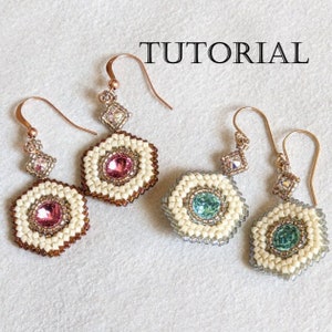 Könnte beinhalten: Ein Paar Perlenohrringe mit hexagonalem Design. Die Ohrringe haben einen rosa und einen türkisfarbenen Kristall in der Mitte jedes Sechsecks. Die Ohrringe sind an goldfarbenen Haken befestigt.