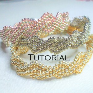 Könnte beinhalten: Drei Perlenarmbänder in Gold-, Silber- und Rosatönen. Die Armbänder sind aus kleinen Perlen gefertigt und haben ein wellenförmiges, organisches Design. Die Armbänder sind übereinander gestapelt und das Wort "TUTORIAL" ist in weißer Schrift auf schwarzem Hintergrund in der Mitte des Bildes geschrieben.