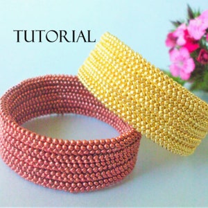 Könnte beinhalten: Zwei Armbänder mit Perlen, eines kupferfarben und eines goldfarben, werden gezeigt. Die Armbänder bestehen aus kleinen, runden Perlen, wodurch eine strukturierte Oberfläche entsteht. Das Wort "TUTORIAL" steht in schwarzer Schrift oben links.