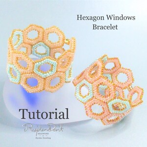 Könnte beinhalten: Zwei Perlenarmbänder mit einem sechseckigen Fensterdesign. Die Armbänder sind aus Pfirsich- und hellblauen Perlen gefertigt. Die Armbänder liegen auf einer weißen Oberfläche. Der Text "Hexagon Windows Bracelet" und "Tutorial" ist auf dem Bild zu sehen.