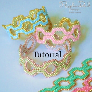 Könnte beinhalten: Vier Perlenarmbänder in verschiedenen Farben, darunter rosa, blau, grün und gold. Die Armbänder sind aus kleinen Perlen gefertigt und haben ein geometrisches Muster. Das Wort "Tutorial" ist in weißen Buchstaben auf weißem Hintergrund geschrieben.