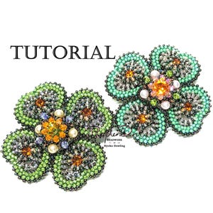 Könnte beinhalten: Zwei gebastelte Blumenbroschen in Grün-, Orange- und Perlfarben. Die Broschen haben ein vierblättriges Blumendesign. Das Wort "TUTORIAL" steht in Schwarz oben im Bild. Die Broschen befinden sich auf weißem Hintergrund.