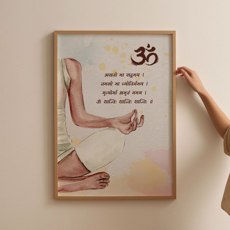 Może przedstawiać: Akwarela przedstawiająca osobę medytującą w pozycji jogi z sanskryckim słowem Om i sanskrycką mantrą w brązowym tekście na białym tle.