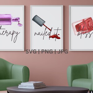 Può includere: Tre stampe incorniciate con illustrazioni ad acquerello di flaconi di smalto per unghie e le parole "terapia", "nailed it" e "beatitudine".