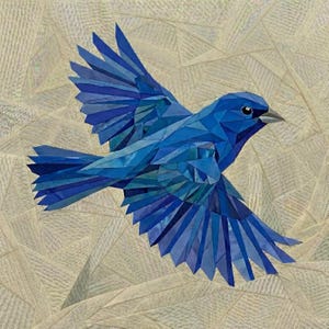 Puede incluir: Una pieza de arte textil que muestra un pájaro azul en vuelo, construida con tiras de tela en varios tonos de azul dispuestas en un patrón geométrico tipo mosaico sobre un fondo beige claro texturizado con costuras angulares.