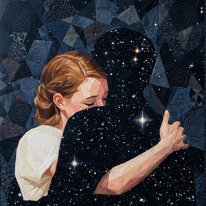 Könnte beinhalten: Ein Quilt, der eine Frau zeigt, die eine mit Sternen gefüllte Figur umarmt. Die Frau hat braunes Haar und trägt ein weißes Oberteil. Der Hintergrund ist ein dunkelblauer Patchwork mit Sterndetails, der ein himmlisches Thema schafft.