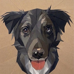 Peut inclure: Un portrait en collage de papier géométrique représentant un chien noir aux yeux marron et à la langue rose. L'œuvre est composée de fragments de papier angulaires et superposés dans des tons de noir et de gris sur un fond beige ligné.