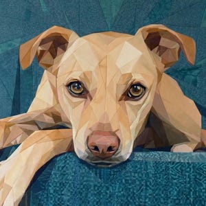 Può includere: Un'opera d'arte geometrica in tessuto che raffigura un cane color marrone chiaro con occhi marroni e naso rosa. Il cane è composto da segmenti di tessuto angolari, su uno sfondo blu ottanio testurizzato realizzato con vari tessuti a motivi.