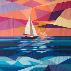 Op de afbeelding: Een geometrische stoffen quilt met een zeilboot op het water bij zonsondergang. Het ontwerp gebruikt hoekige, veelkleurige lappen in tinten roze, oranje, paars en blauw om een gestileerd landschap van de zee, de lucht en de zon te creëren.