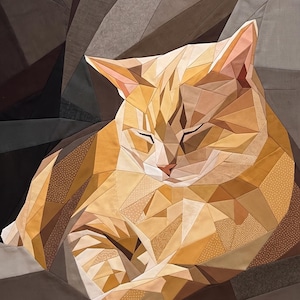 Può includere: Un arazzo in tessuto con un design geometrico a patchwork che raffigura un gatto arancione che dorme. Il gatto è composto da vari pezzi di tessuto nelle tonalità dell'arancione, dell'oro e della crema, su uno sfondo di forme geometriche grigio scuro.